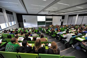 Studierende sitzen in einem Hörsaal im Seminargebäude am Campus Nord.
